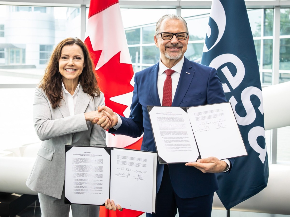 European Space Agency Director General Josef Aschbacher and Canadian Space Agency (CSA) President Lisa Campbell sign a cooperation agreement between Europe and Canada June 6 at CSA headquarters. Credit: CSA