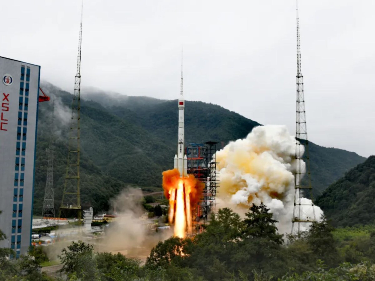 Shijian-21 lifting off atop a Long March 3B on Oct. 24, 2021. The Shijian-21 spacecraft later successfully docked with a defunct Chinese satellite to alter its orbit.